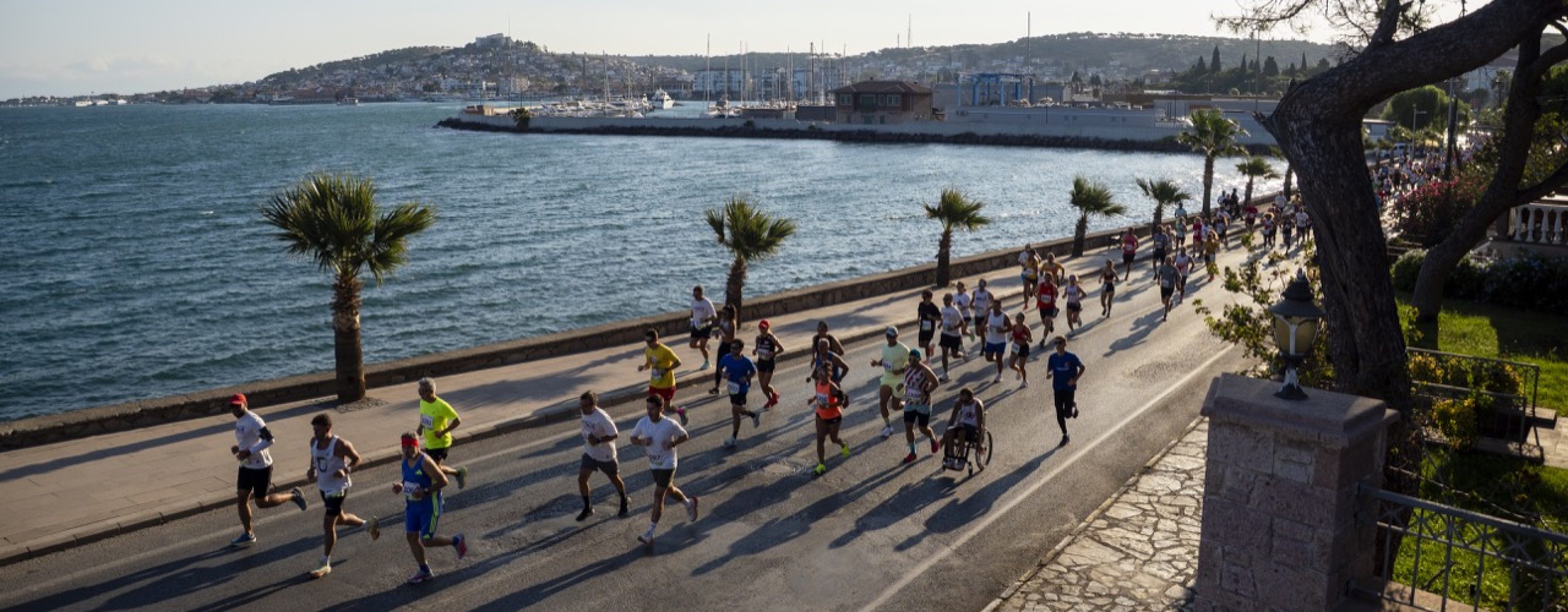 People are running in Ayvalık.